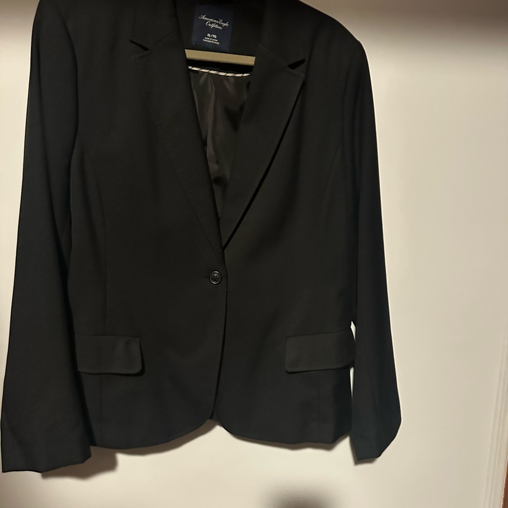 American Eagle outfitters black women’s blazer size XL w/2 pockets trimmed cuffs